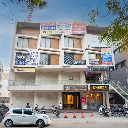 Hotel Lee Grand Ānand Extérieur photo