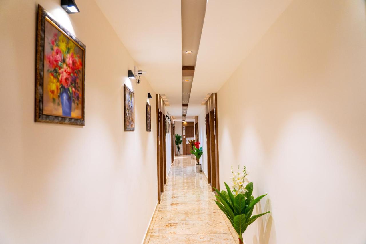 Hotel Lee Grand Ānand Extérieur photo