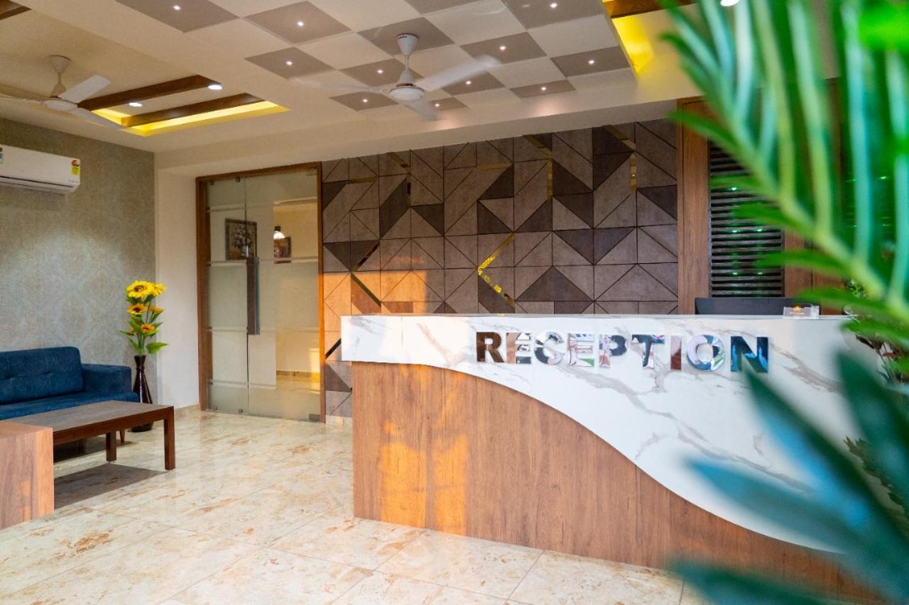 Hotel Lee Grand Ānand Extérieur photo