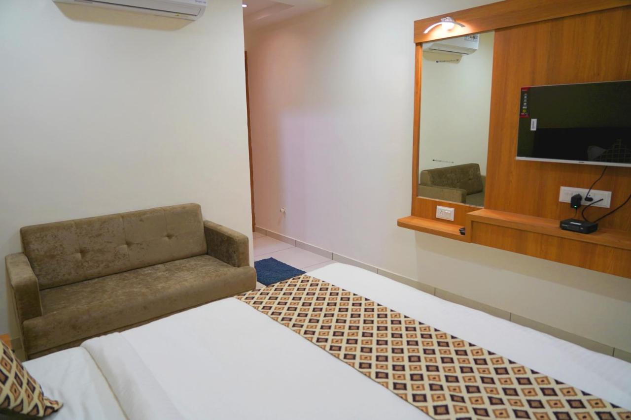 Hotel Lee Grand Ānand Extérieur photo