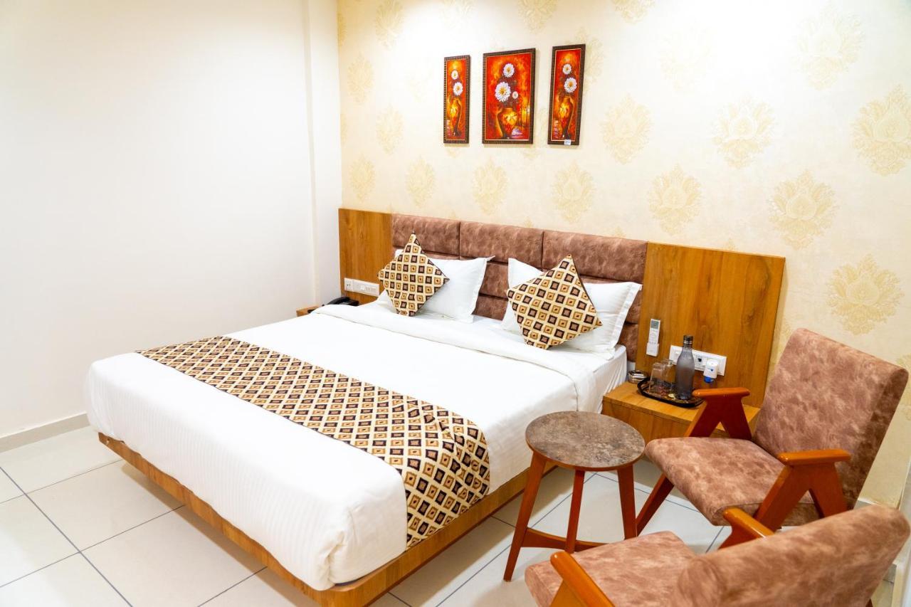 Hotel Lee Grand Ānand Extérieur photo
