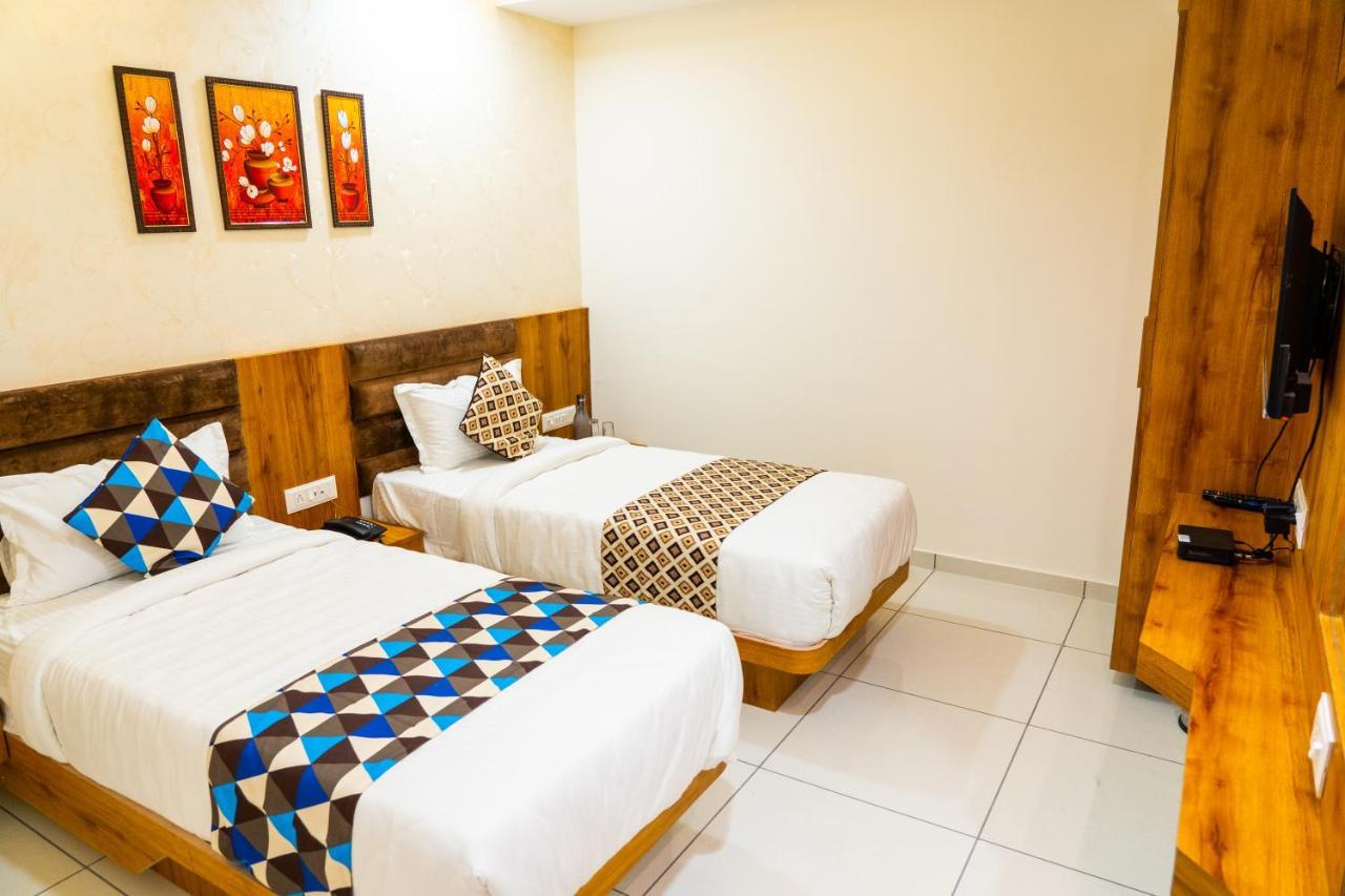 Hotel Lee Grand Ānand Extérieur photo