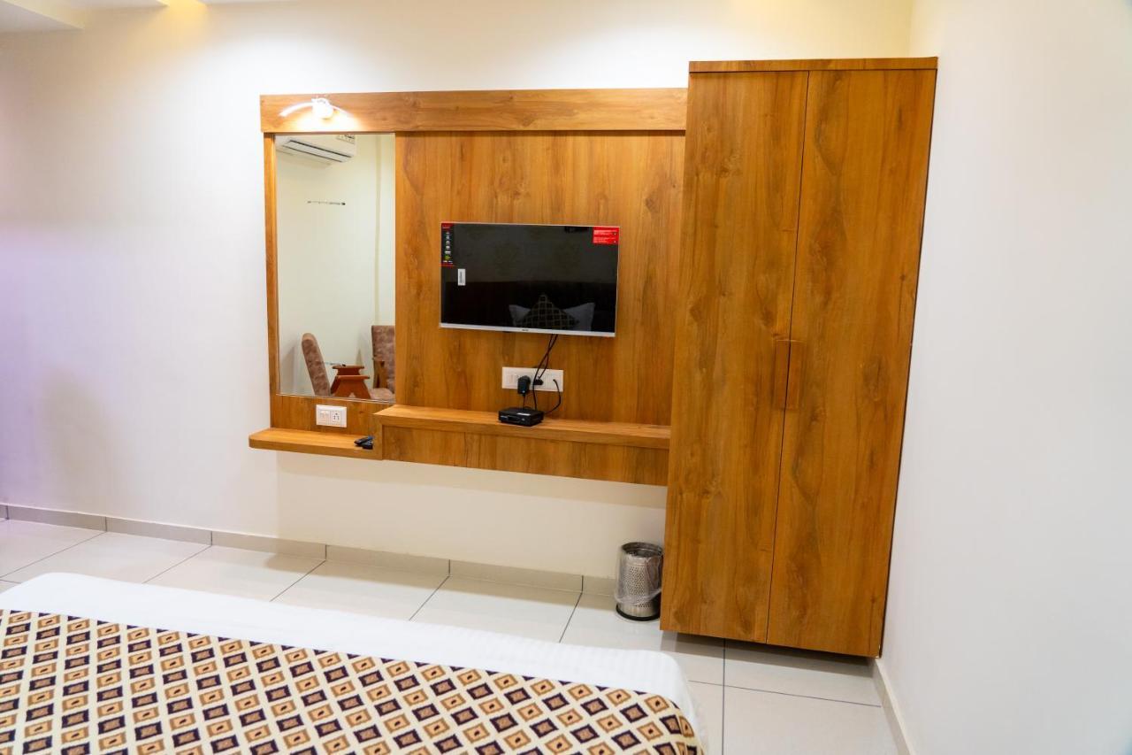 Hotel Lee Grand Ānand Extérieur photo