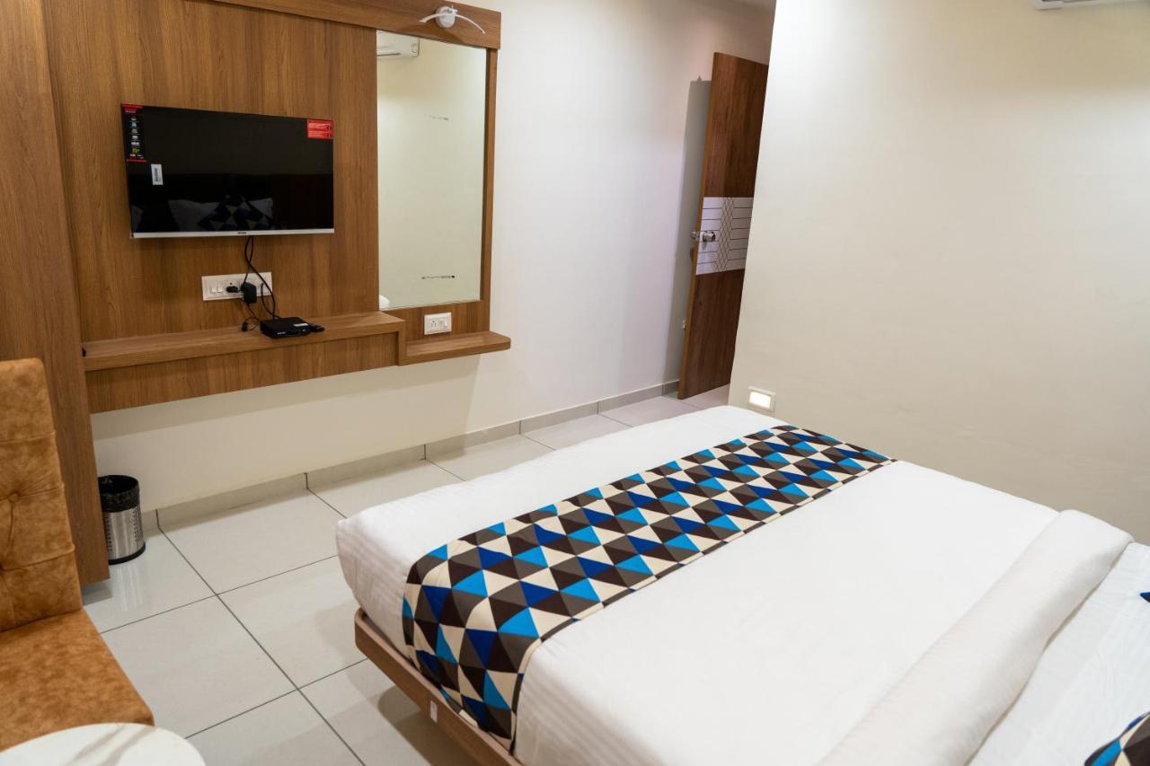 Hotel Lee Grand Ānand Extérieur photo